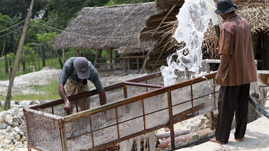 Mining for moonstone in Sri Lanaka. Photo: Afsaneh Tazari/GIA Mining for moonstone in Sri Lanaka. Photo: Afsaneh Tazari/GIA