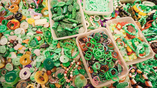 Hong Kong’s jade market attracts jewelry connoisseurs from around the world. You’ll be able to visit it regularly when you study at the GIA campus in Hong Kong. Hong Kong’s jade market attracts jewelry connoisseurs from around the world. You’ll be able to visit it regularly when you study at the GIA campus in Hong Kong.