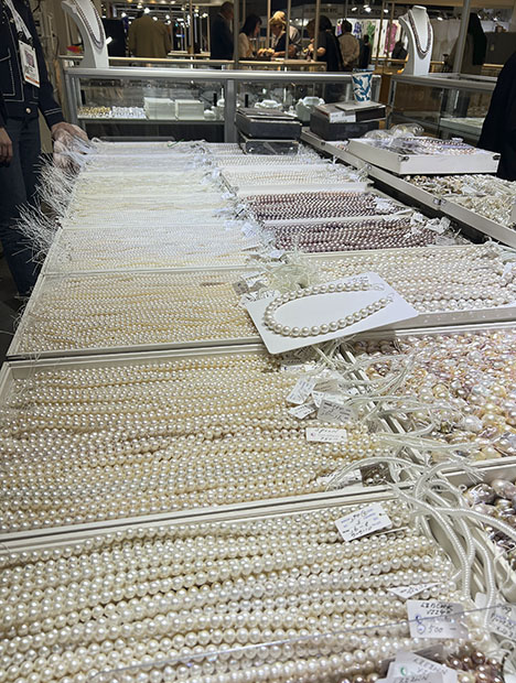 Figure 2. Small round and near-round freshwater bead cultured pearls from China were widely available in Tucson, many of them white, with some reaching sizes of 6 to 7 mm. Photo by Artitaya Homkrajae; courtesy of Yen’s Jewelry & Accessories Inc. Figure 2. Small round and near-round freshwater bead cultured pearls from China were widely available in Tucson, many of them white, with some reaching sizes of 6 to 7 mm. Photo by Artitaya Homkrajae; courtesy of Yen’s Jewelry & Accessories Inc.