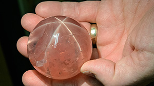 The impressive size of this museum-quality star rose quartz can be seen by comparing it to the hand that holds it. It’s part of the gem collection at the Smithsonian Institution in Washington, DC. – Eric Welch The impressive size of this museum-quality star rose quartz can be seen by comparing it to the hand that holds it. It’s part of the gem collection at the Smithsonian Institution in Washington, DC. – Eric Welch