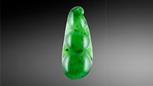Figure 1. Face-up view of the 23.71 × 9.67 × 2.59 mm jade carving. Photo by Diego Sanchez.