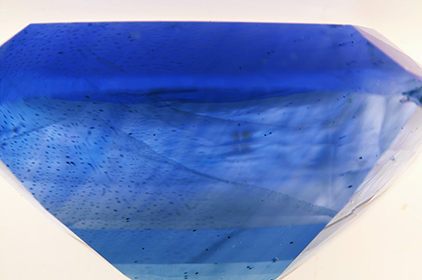 Curved color banding is seen when immersed in mineral oil.