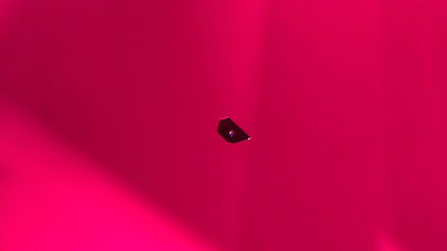 Platinum platelet is a common inclusion in flux-grown synthetic corundum. Platinum platelet is a common inclusion in flux-grown synthetic corundum.