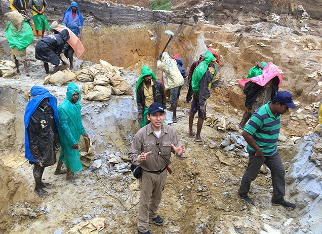 Dr. Ahmadjan Abduriyim reports from the Bogawatalawa sapphire deposit. Dr. Ahmadjan Abduriyim reports from the Bogawatalawa sapphire deposit.