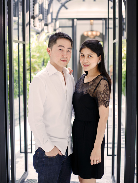 Kavant and Sharart 由 Kenny Yongkiettakul（肯尼•永基塔库尔）和 Shar-linn Liew（刘莎玲）这对屡获殊荣的夫妻档设计师创办，夫妇二人都是 GIA 毕业生。 对于在 GIA 接受的指导，他们都表示非常感激，同时也希望有机会为现在的学生提供指导。 Kenny Yongkiettakul（肯尼•永基塔库尔）说：“要和朋友及老师保持联系。 我们有幸一直得到导师的指导，并且希望能够尽力为 GIA 的同学们提供帮助。 我们的大门永远向他们敞开。”由 Kavant and Sharart 友情提供