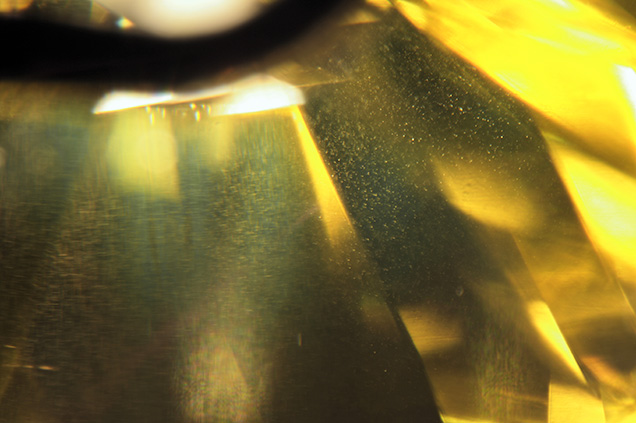 Pinpoint flux cloud in synthetic diamond. Pinpoint flux cloud in synthetic diamond.