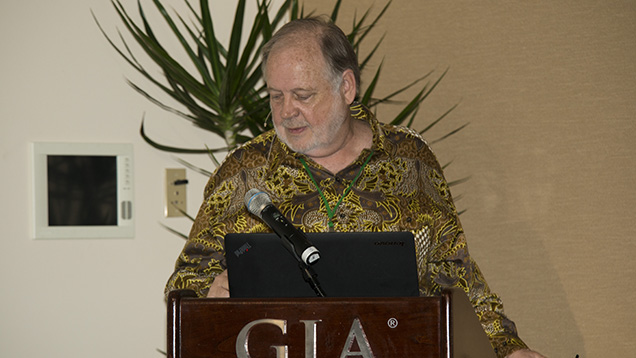 William Skip Simmons 出席 2014 年 Sinkankas 研讨会 William Skip Simmons 出席 2014 年 Sinkankas 研讨会