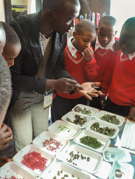 阿鲁沙中学的学生在 GemKids 课程后参观 2015 年阿鲁沙宝石展览会。 摄影：GIA