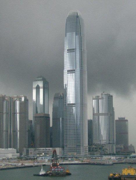中国经济增长速度的放缓和人民币的贬值已为香港和内地的珠宝零售销售前景蒙上了阴影。 摄影：Russell Shor（罗素·肖尔）/GIA