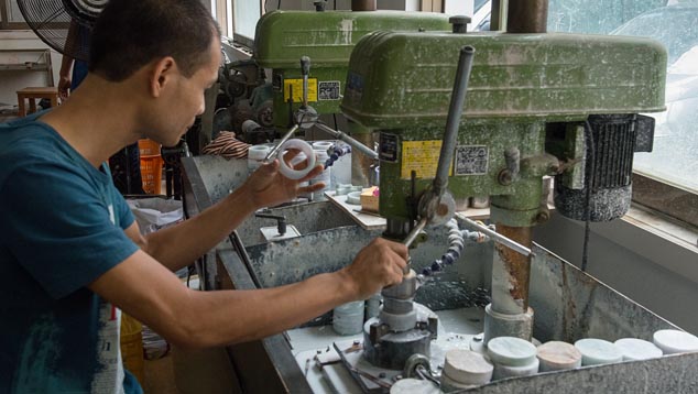 Pingzhou artisan using circular saw bit to cut jadeite disks