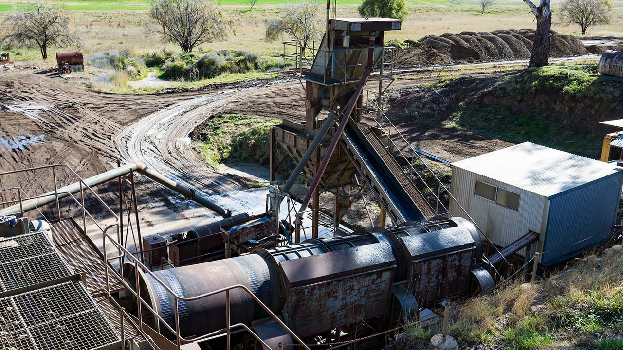 10_189113-1280x720.jpg. The Australian sapphire industry modified mining processing techniques for other materials, such as tin, to create systems like this one at Inverell. Photo by Andrew Lucas/GIA.