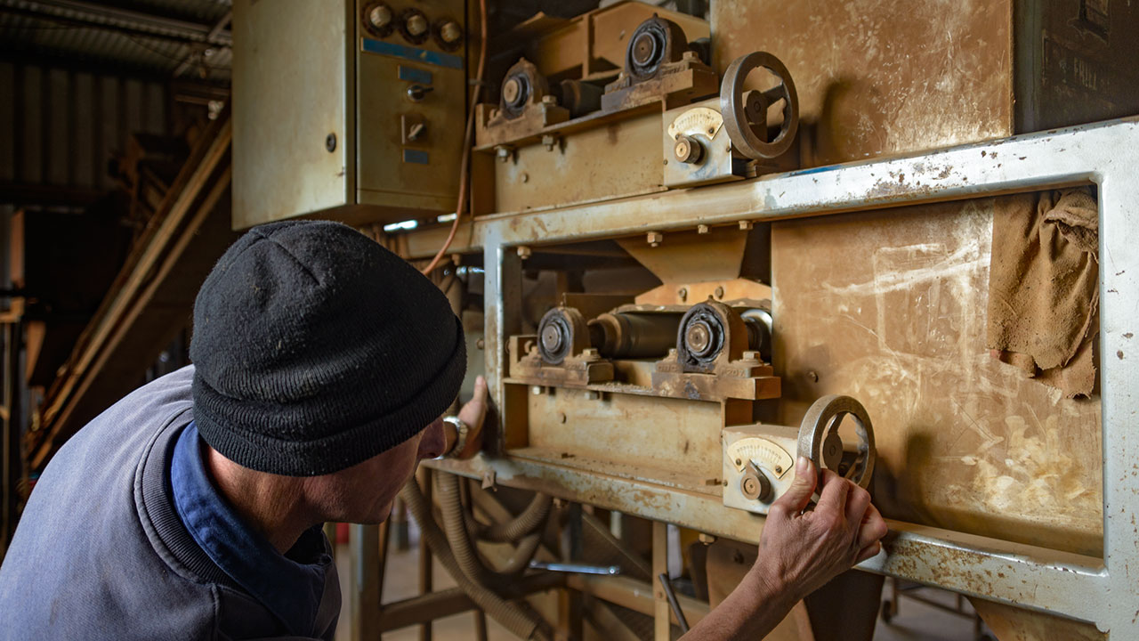 12_189094-1280x720.jpg. The Australians were first to use a magnetic separator to further process sapphire concentrates from the jig. The intensity of the magnetic force can be adjusted manually for the best fit. Photo by Vincent Pardieu/GIA.