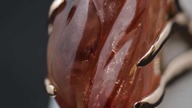 Copper inclusions create a schiller effect in this Oregon sunstone from the Ponderosa Mine. – Eric Welch, courtesy Desert Sun Mining & Gem Co., Inc. Copper inclusions create a schiller effect in this Oregon sunstone from the Ponderosa Mine. – Eric Welch, courtesy Desert Sun Mining & Gem Co., Inc.