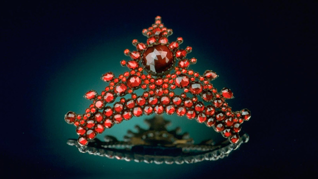 Antique Pyrope Hairpin. Antique Pyrope Hairpin in the collection of the Smithsonian National Museum of Natural History - Chip Clark, courtesy Smithsonian Institution