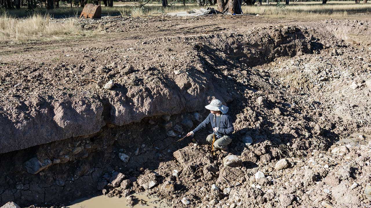 14_189108-1280x720.jpg. At the Billabong Blue mine, sapphire is found in the gravel layer along stream channels. The larger gravels help to trap more sapphires. Photo by Andrew Lucas/GIA.