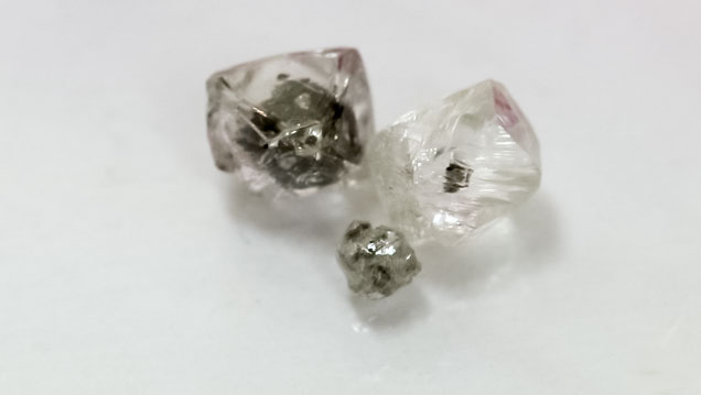 These tiny diamond crystals contain sulfide mineral inclusions, which Shirey and his coworkers can use to determine their ages. Pedro Padua © GIA, courtesy Carnegie Institute of Washington These tiny diamond crystals contain sulfide mineral inclusions, which Shirey and his coworkers can use to determine their ages. Pedro Padua © GIA, courtesy Carnegie Institute of Washington
