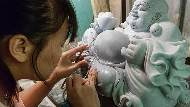 Artist carves jadeite Buddha Artist carves jadeite Buddha