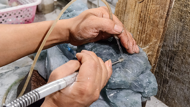 Flex shaft with metal bur combined with water lubricates jadeite rough while carving Flex shaft with metal bur combined with water lubricates jadeite rough while carving