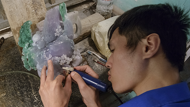 Artist carves color-zoned jadeite Artist carves color-zoned jadeite