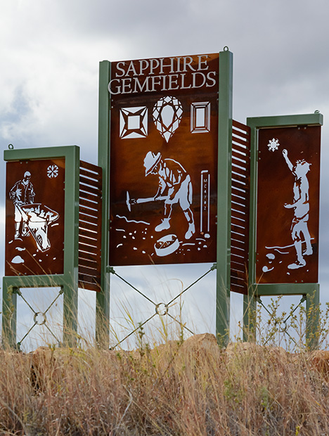 Iron art showing the sapphire gem fields. With over a hundred years of sapphire mining history, the locals in the Rubyvale-Anakie region are very proud of their sapphire culture. Photo by Andrew Lucas/GIA.. サファイア採鉱場を示す鉄のアート