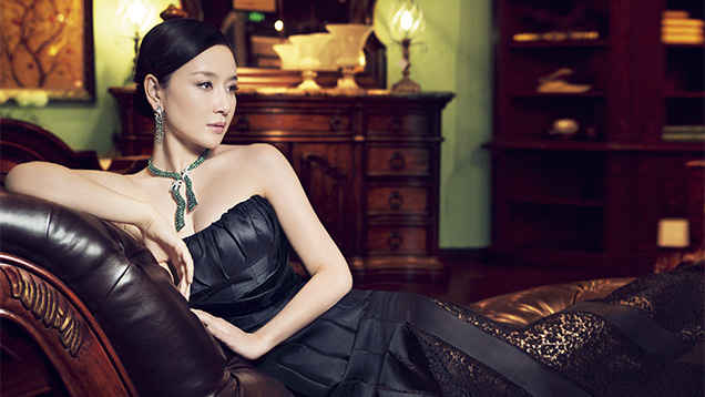 Actress models jewelry from Chinese retailer Actress models jewelry from Chinese retailer