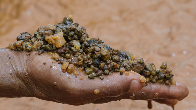 Gem-bearing gravel Gem-bearing gravel
