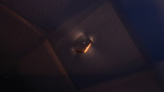 Outline of the spinel crystal under polarized lighting Outline of the spinel crystal under polarized lighting