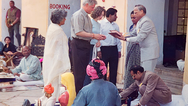 Bill Clinton, Chelsea Clinton, and others at Surana Jewellers Bill Clinton, Chelsea Clinton, and others at Surana Jewellers