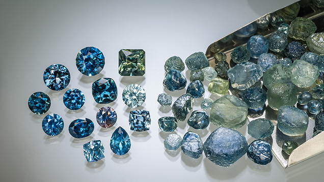 サファイア原石とファセットカットされた石. Heat-treated sapphires from Rock Creek, Montana