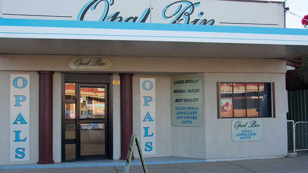 200791-1280x720.jpg. 类似这家蛋白石店的商店在 Lightning Ridge（闪电山脊）随处可见。 店主们都兴致勃勃地讲述着他们的采矿故事。 摄影：Andrew Lucas（安德鲁·卢卡斯）/GIA。