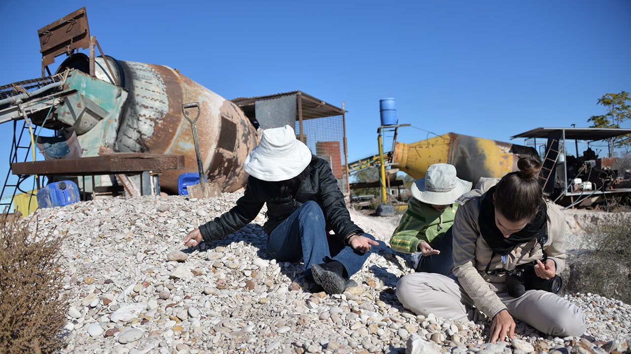 200800-1280x720.jpg. 对蛋白石的热爱会相互感染。 来到 Lightning Ridge（闪电山脊），您就会忍不住去寻找蛋白石。 摄影：Vincent Pardieu（文森特·帕尔迪厄）/GIA。