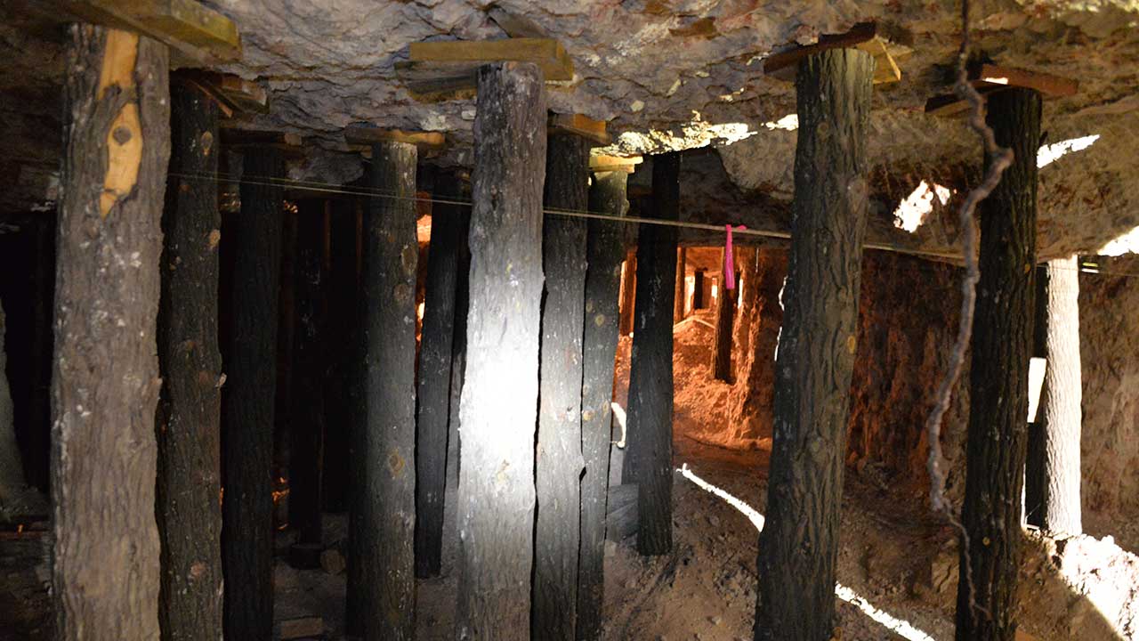 200802-1280x720.jpg. Lightning Ridge（闪电山脊）中的地下矿井需要使用大量原木来支撑矿顶。 矿顶是砂岩层，位于含蛋白石的黏土层上层。 摄影：Vincent Pardieu（文森特·帕尔迪厄）/GIA。