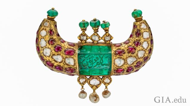 Horn shaped jewel pendant featuring emeralds, rubies, diamonds and pearls, and shows engravings in Arabic. Horn shaped jewel pendant featuring emeralds, rubies, diamonds and pearls, and shows engravings in Arabic.