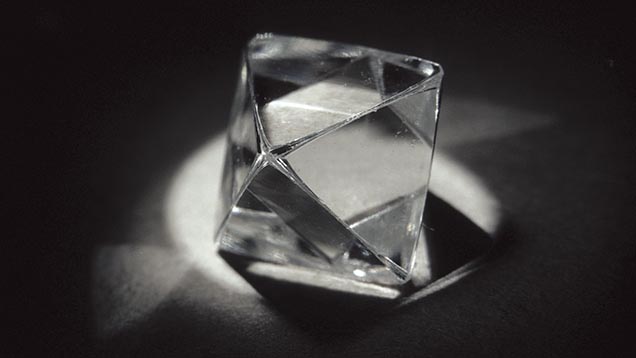 八面体型のダイヤモンド. 宝石質ダイヤモンド原石の最も一般的な形状は、背中合わせのピラミッドのような八面体である。 形状、透明度がほぼ完璧な結晶はグラッシーと呼ばれている。