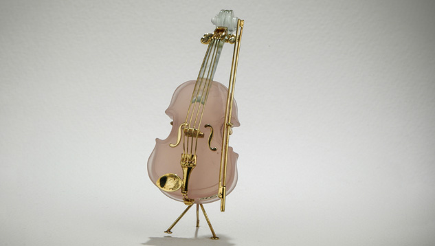 An exquisite viola carved in rose quartz with 18K gold accents is featured in the “Symphony in Gemstones” collection. The gemstone “orchestra” was carved by Lothar Hermann of Idar-Oberstein, Germany. – Robert Weldon, gift of Art Sexauer An exquisite viola carved in rose quartz with 18K gold accents is featured in the “Symphony in Gemstones” collection. The gemstone “orchestra” was carved by Lothar Hermann of Idar-Oberstein, Germany. – Robert Weldon, gift of Art Sexauer
