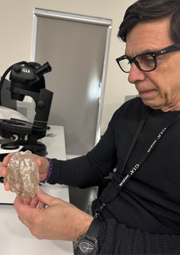 In July 2025, staff from GIA, including GIA Executive Vice President and Chief Research and Laboratory Officer Tom Moses and Vice President of Research and Development Dr. Wuyi Wang, examined a rough diamond weighing 2,488.32 carats