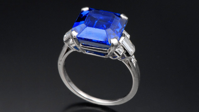 Sapphire from Kashmir. This sapphire from Kashmir has an intense velvety blue color. – Photo: Robert Weldon/GIA.