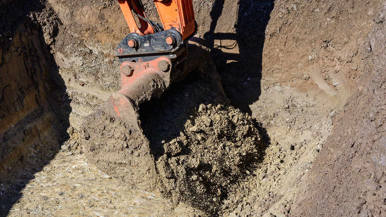 7_189110-1280x720.jpg. The sapphire-bearing layer in the Kings Plains mine is about 6 meters below the topsoil. The clay-like nature of this layer suggests that the layers may consist of alternating volcanic ashes. Multiple sapphire-bearing layers like this occur in this region. Photo by Andrew Lucas/GIA.