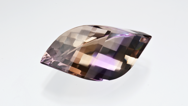 17.80 克拉紫黄晶. 此 17.80 克拉的紫黄晶采用时尚的满天星式切磨方式。 Minerales y Metales del Oriente. 友情提供