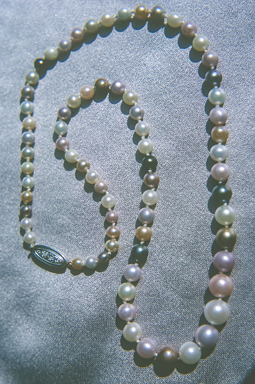 92587_511x768.jpg. Experts sort cultured pearls by shape, size, and color.