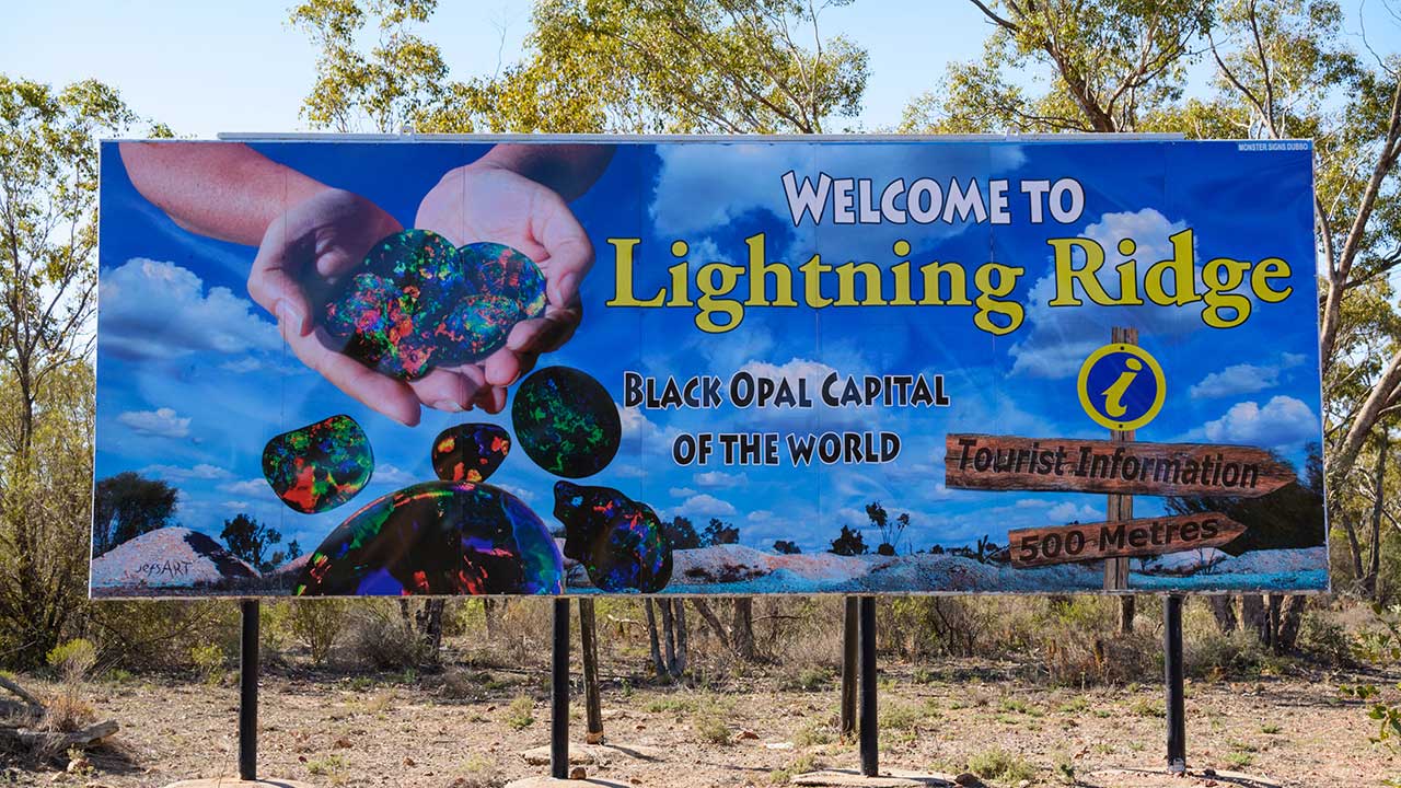 DSC_0662_185664-1280x720v2.jpg. 由于 Lightning Ridge（闪电山脊）镇家喻户晓的名声，它成为一个受欢迎的旅游点。 蛋白石采掘（业余采集）、内陆生活方式和矿泉温泉是一些最吸引人的旅游景点。 摄影：Andrew Lucas（安德鲁·卢卡斯）/GIA。