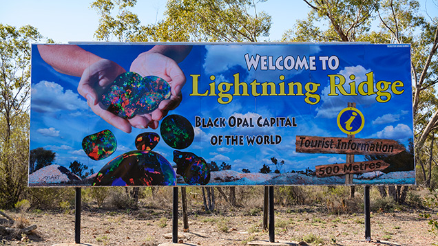 Lightning Ridge Welcome sign. ライトニングリッジの歓迎看板