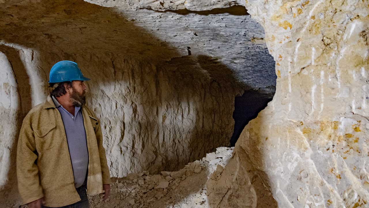 DSC_1415_185676-1280x720v2.jpg. Lightning Ridge（闪电山脊）矿场中主要是蛋白石地下矿。 据当地人说，只有露天矿坑具有充足的利润，矿工们才会开始开采。 一些地下开采作业延伸数公里。 摄影：Andrew Lucas（安德鲁·卢卡斯）/GIA。