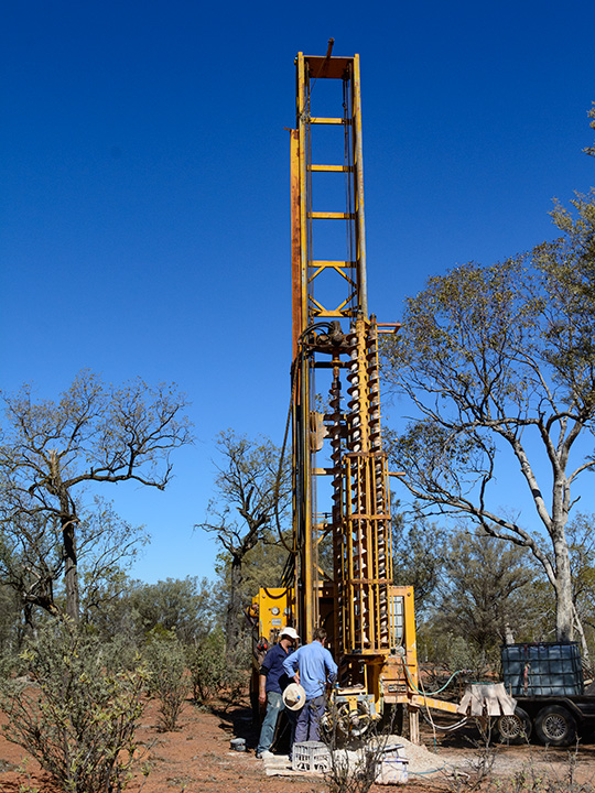 DSC_2125_185651-540x720.jpg. 在 Lightning Ridge（闪电山脊）附近的未开采矿场，矿工用螺旋钻孔发掘潜在的蛋白石。 摄影：Andrew Lucas（安德鲁·卢卡斯）/GIA。