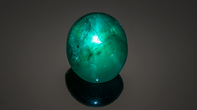 Emerald cabochon with six-rayed star. Emerald cabochon with six-rayed star.