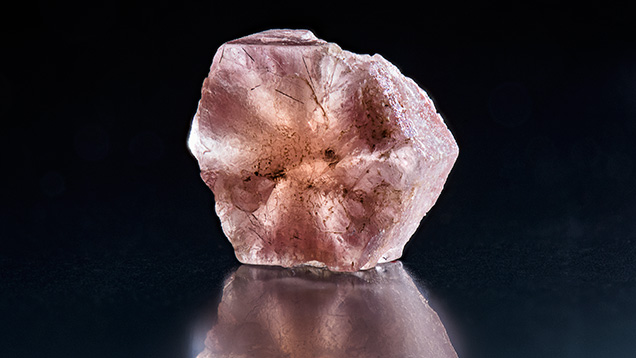 Trapiche structure visible in pezzottaite. Trapiche structure visible in pezzottaite.