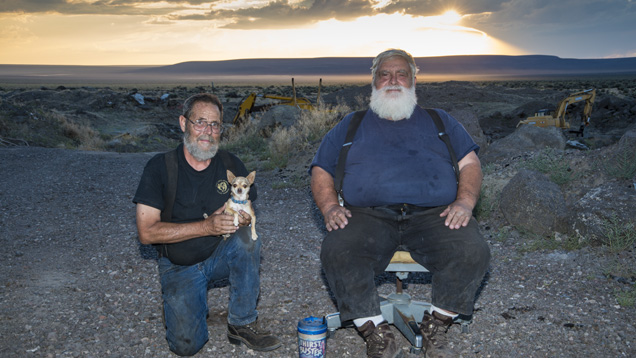 Terry ClarkeとDon Bufordは、オレゴンの砂漠で21年間サンストーン(日長石)を採鉱してきた。 - Robert Weldon Terry ClarkeとDon Bufordは、オレゴンの砂漠で21年間サンストーン(日長石)を採鉱してきた。 - Robert Weldon