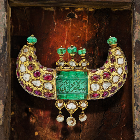 Mughal horn pendant with 125 ct Colombian emerald