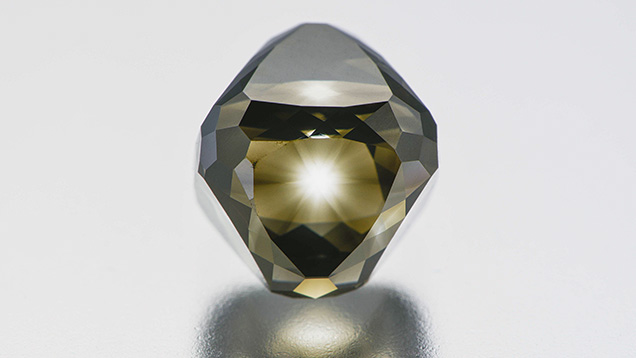 This eye-visible inclusion resembles a star and its rays. This eye-visible inclusion resembles a star and its rays.