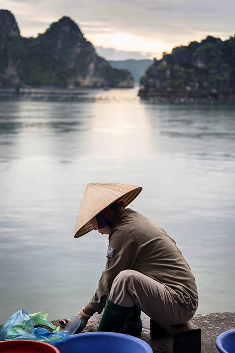 Vietnamese pearl farm employee at Hạ Long Bay Vietnamese pearl farm employee at Hạ Long Bay